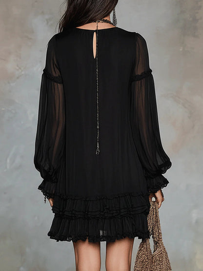 Mini-robe noire en mousseline à manches lanternes et volants, col en V