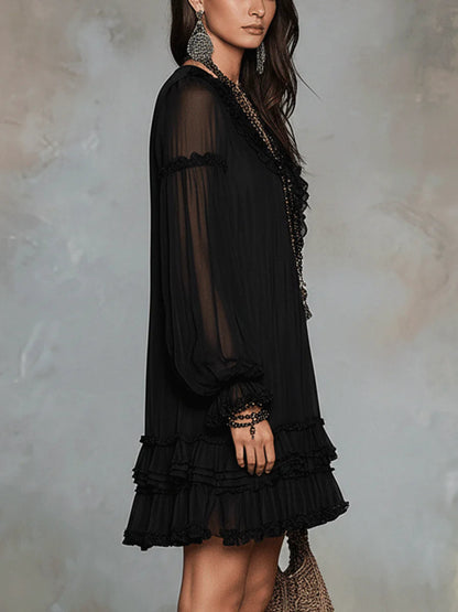 Mini-robe noire en mousseline à manches lanternes et volants, col en V