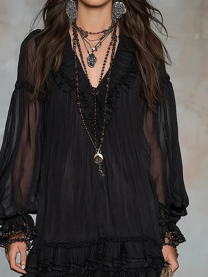 Mini-robe noire en mousseline à manches lanternes et volants, col en V
