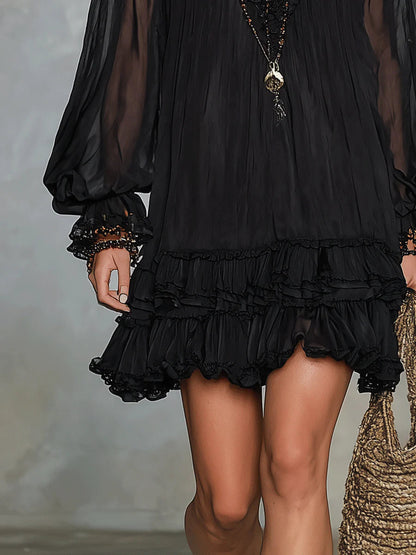 Mini-robe noire en mousseline à manches lanternes et volants, col en V
