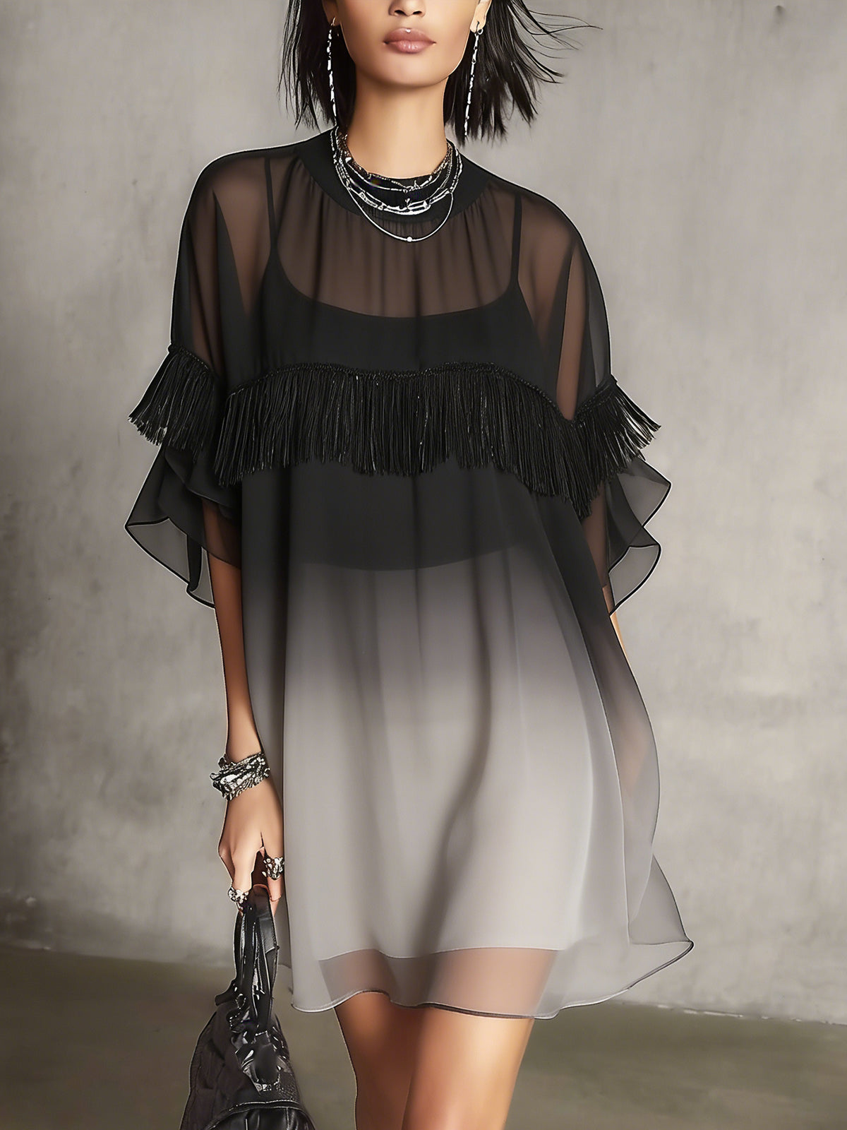 Robe courte noire ombrée, transparente, à franges vaporeuses