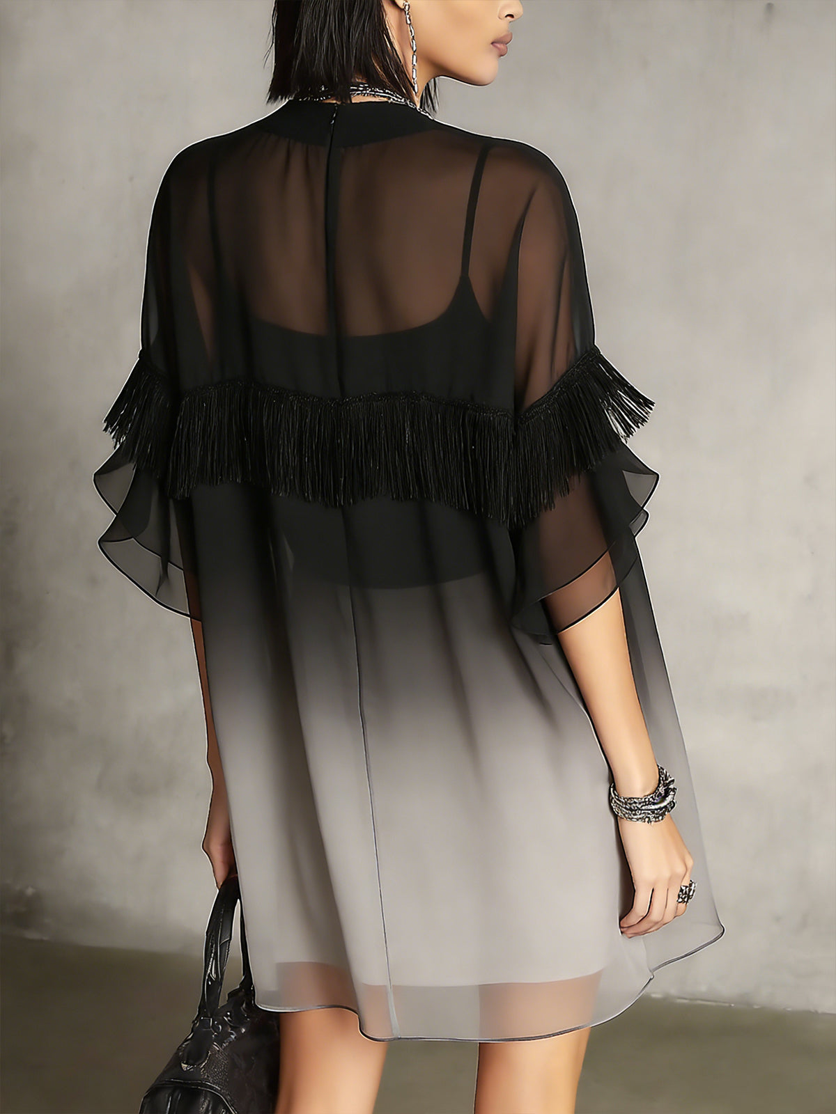 Robe courte noire ombrée, transparente, à franges vaporeuses