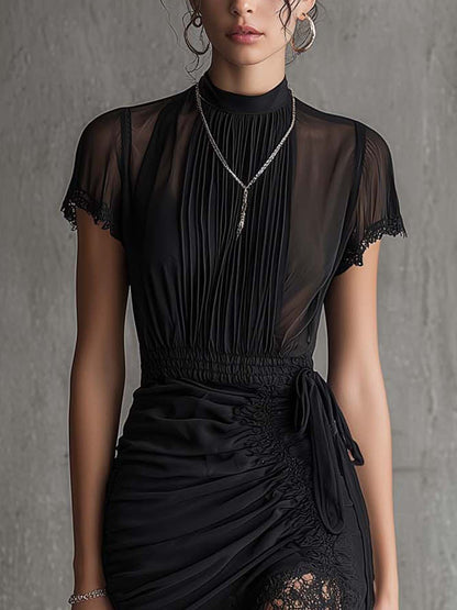 Mini-robe noire en mousseline plissée à la taille, ornée de dentelle