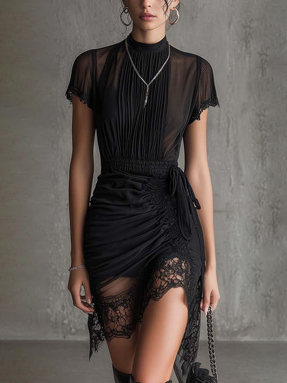 Mini-robe noire en mousseline plissée à la taille, ornée de dentelle