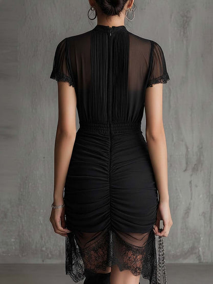 Mini-robe noire en mousseline plissée à la taille, ornée de dentelle