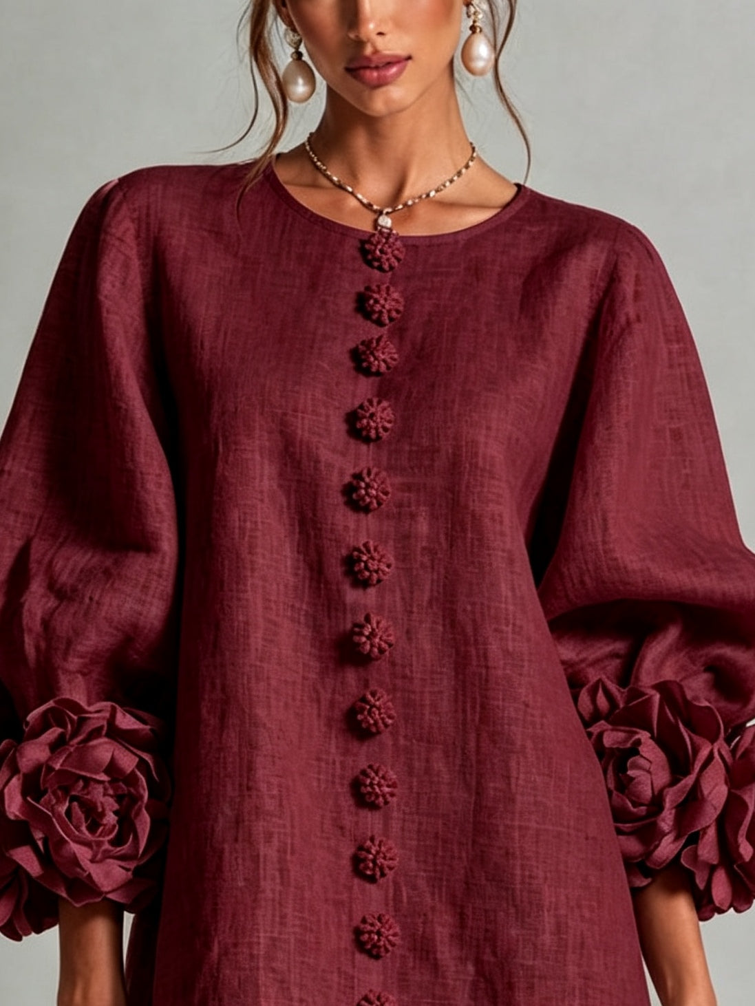 Mini-robe bordeaux boutonnée à motifs floraux et poignets à fleurs sculpturaux