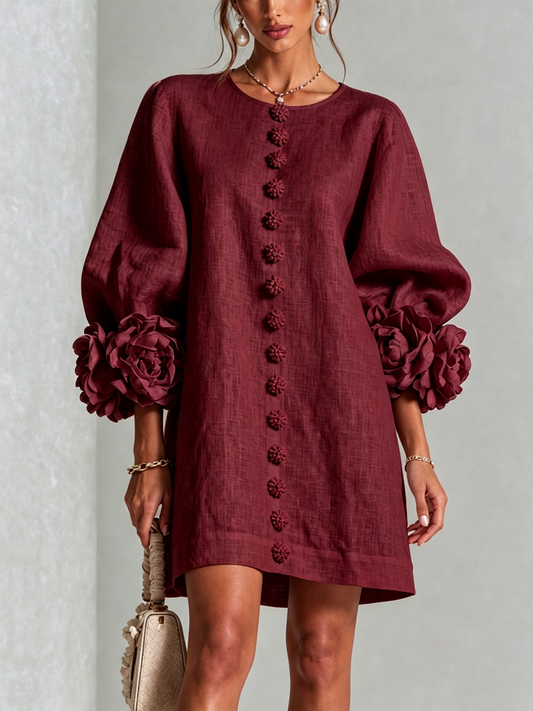 Mini-robe bordeaux boutonnée à motifs floraux et poignets à fleurs sculpturaux