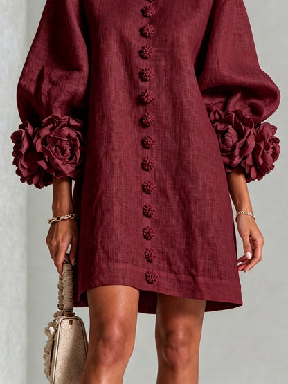 Mini-robe bordeaux boutonnée à motifs floraux et poignets à fleurs sculpturaux