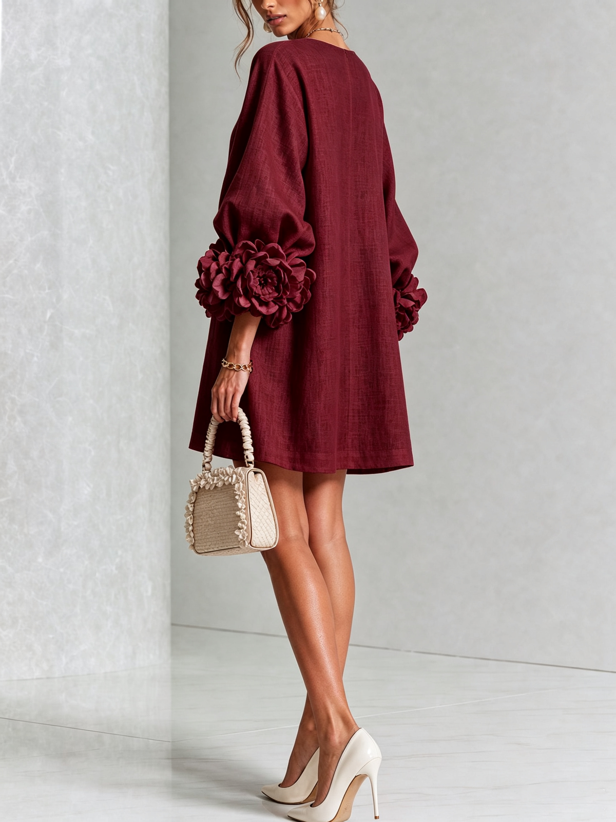 Mini-robe bordeaux boutonnée à motifs floraux et poignets à fleurs sculpturaux