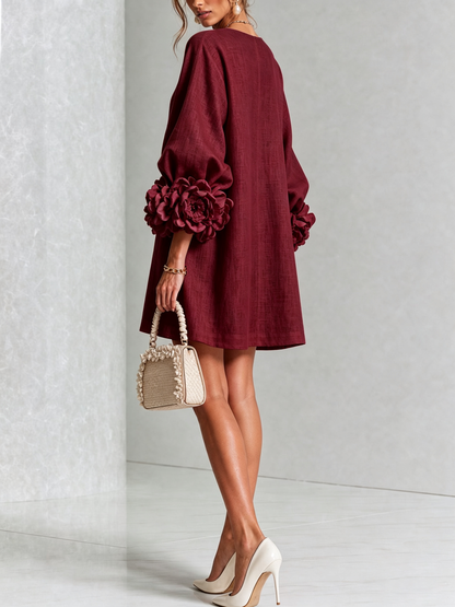 Mini-robe bordeaux boutonnée à motifs floraux et poignets à fleurs sculpturaux