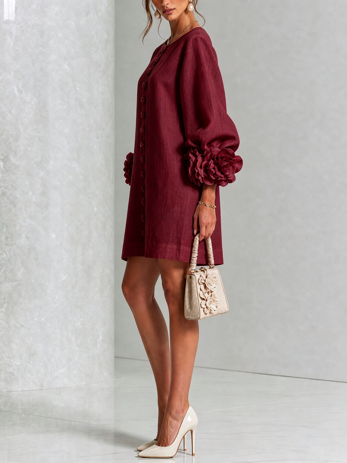 Mini-robe bordeaux boutonnée à motifs floraux et poignets à fleurs sculpturaux