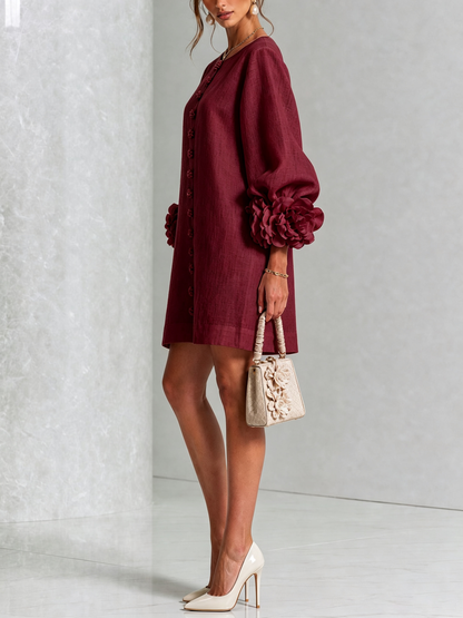 Mini-robe bordeaux boutonnée à motifs floraux et poignets à fleurs sculpturaux