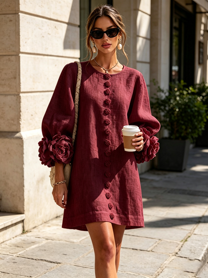 Mini-robe bordeaux boutonnée à motifs floraux et poignets à fleurs sculpturaux