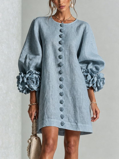 Mini-robe boutonnée fleurie bordeaux avec poignets à motifs floraux saisissants