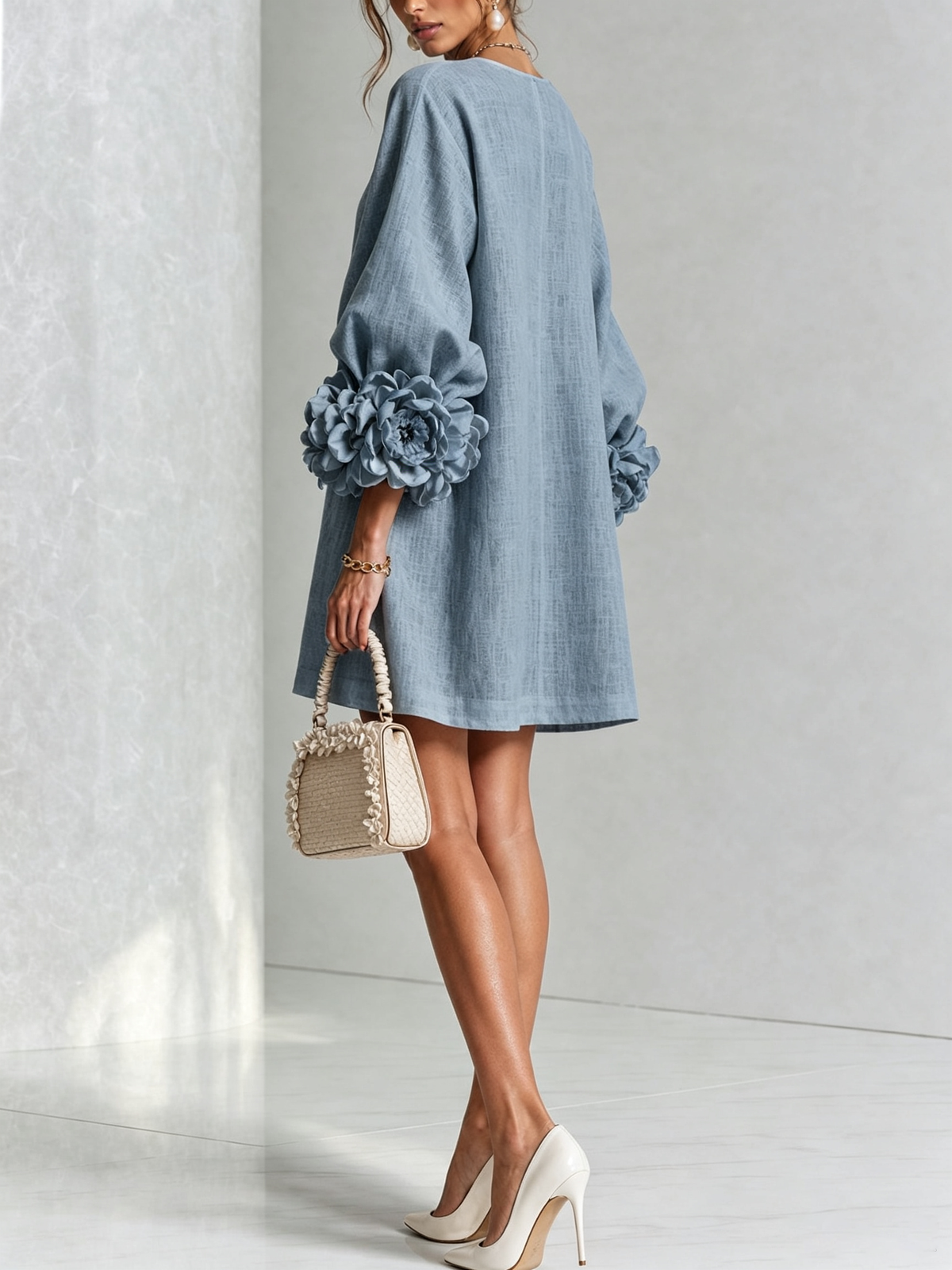 Mini-robe boutonnée fleurie bordeaux avec poignets à motifs floraux saisissants