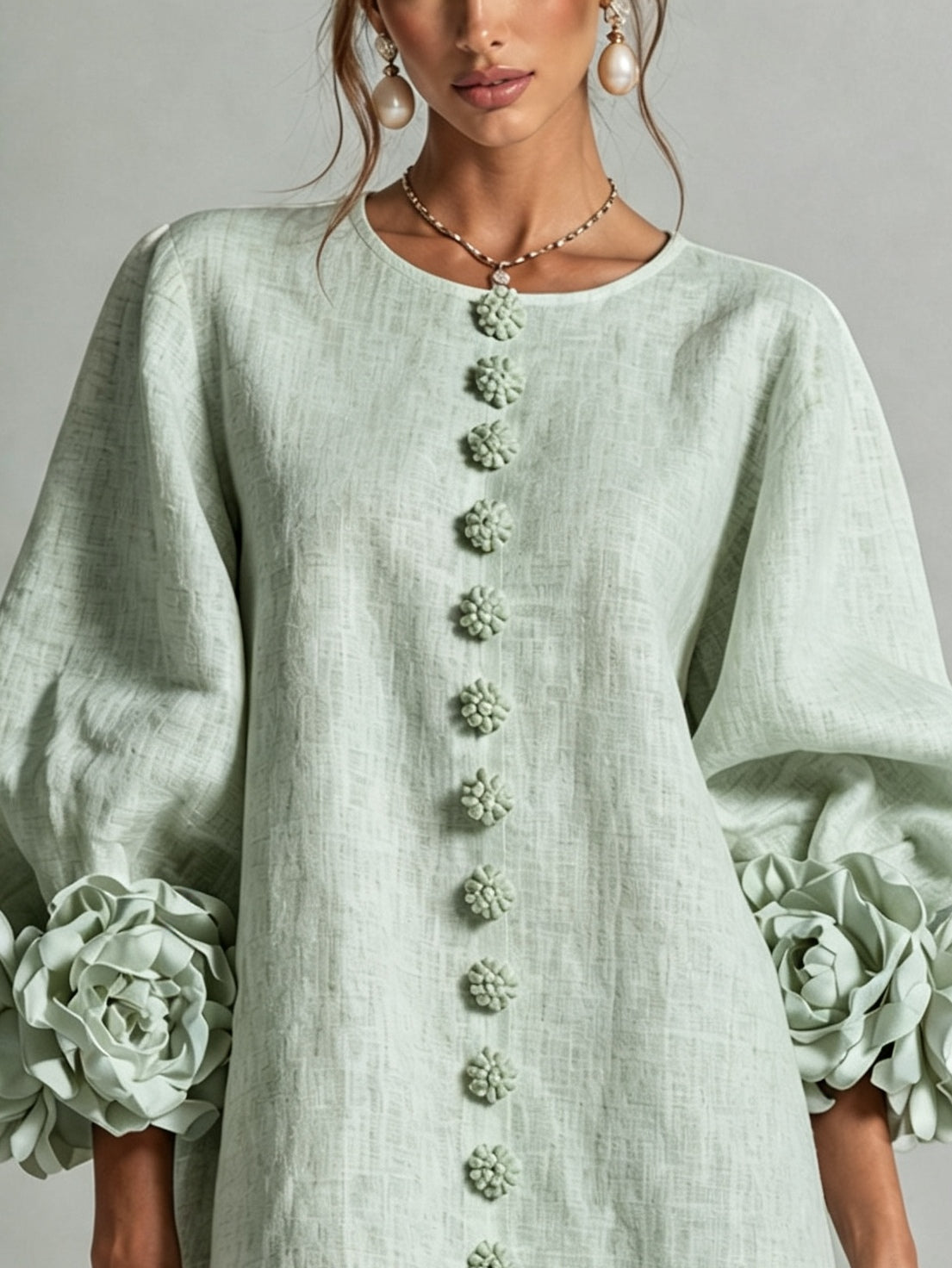Mini-robe boutonnée fleurie bordeaux avec poignets à motifs floraux saisissants