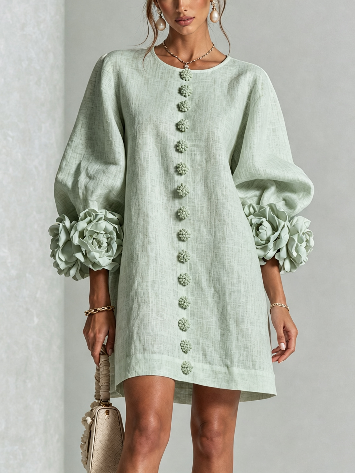 Mini-robe boutonnée fleurie bordeaux avec poignets à motifs floraux saisissants