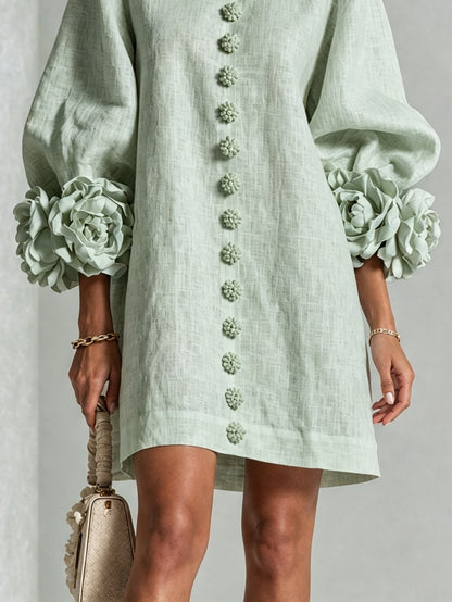 Mini-robe boutonnée fleurie bordeaux avec poignets à motifs floraux saisissants