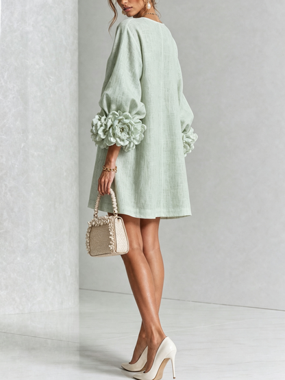 Mini-robe boutonnée fleurie bordeaux avec poignets à motifs floraux saisissants