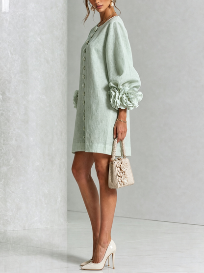 Mini-robe boutonnée fleurie bordeaux avec poignets à motifs floraux saisissants