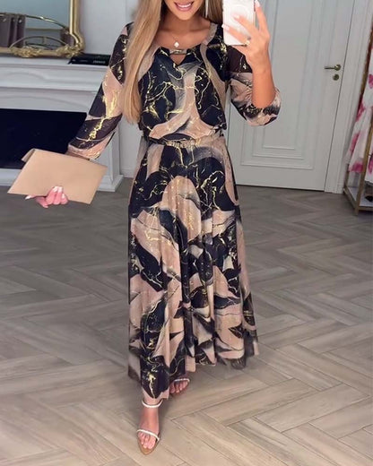 Robe élégante imprimée à manches trois-quarts et taille cintrée