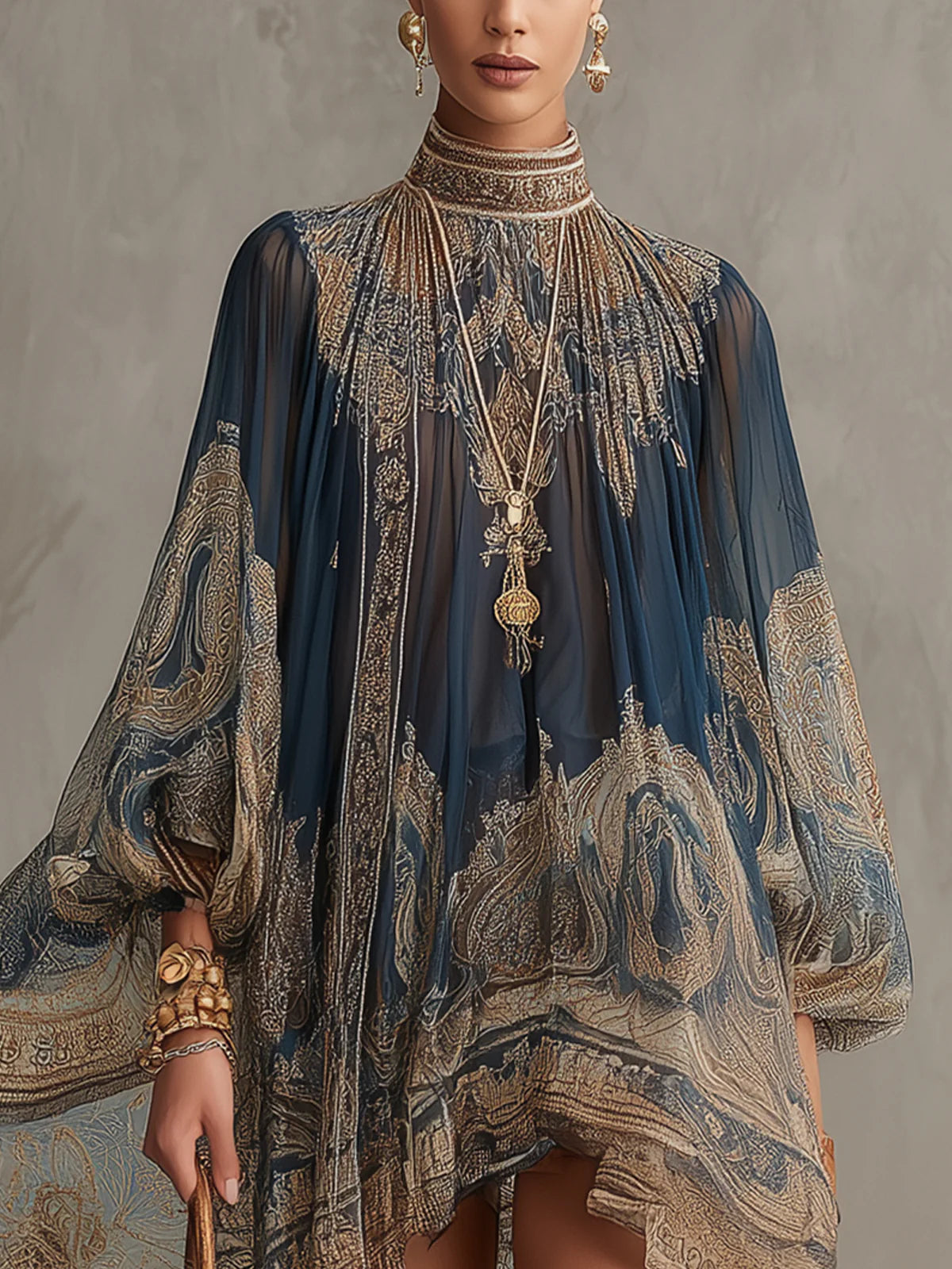 Mini-robe en mousseline de soie irrégulière bleu marine à imprimé baroque et col montant