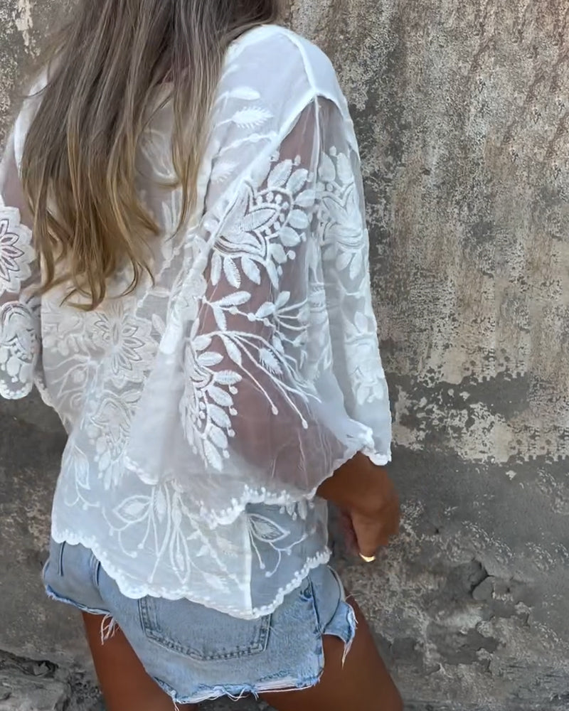 Blouse brodée Aumora à manches papillon et col rond