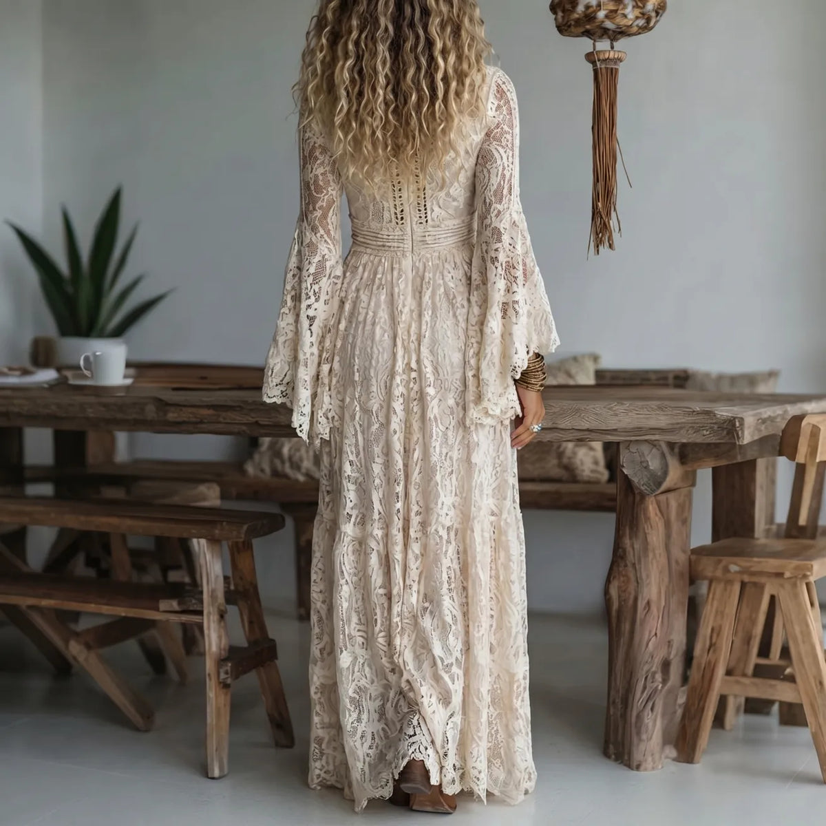 Robe longue en dentelle à manches cloche
