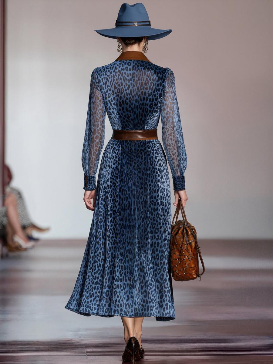Robe midi bleue à manches longues imprimé léopard