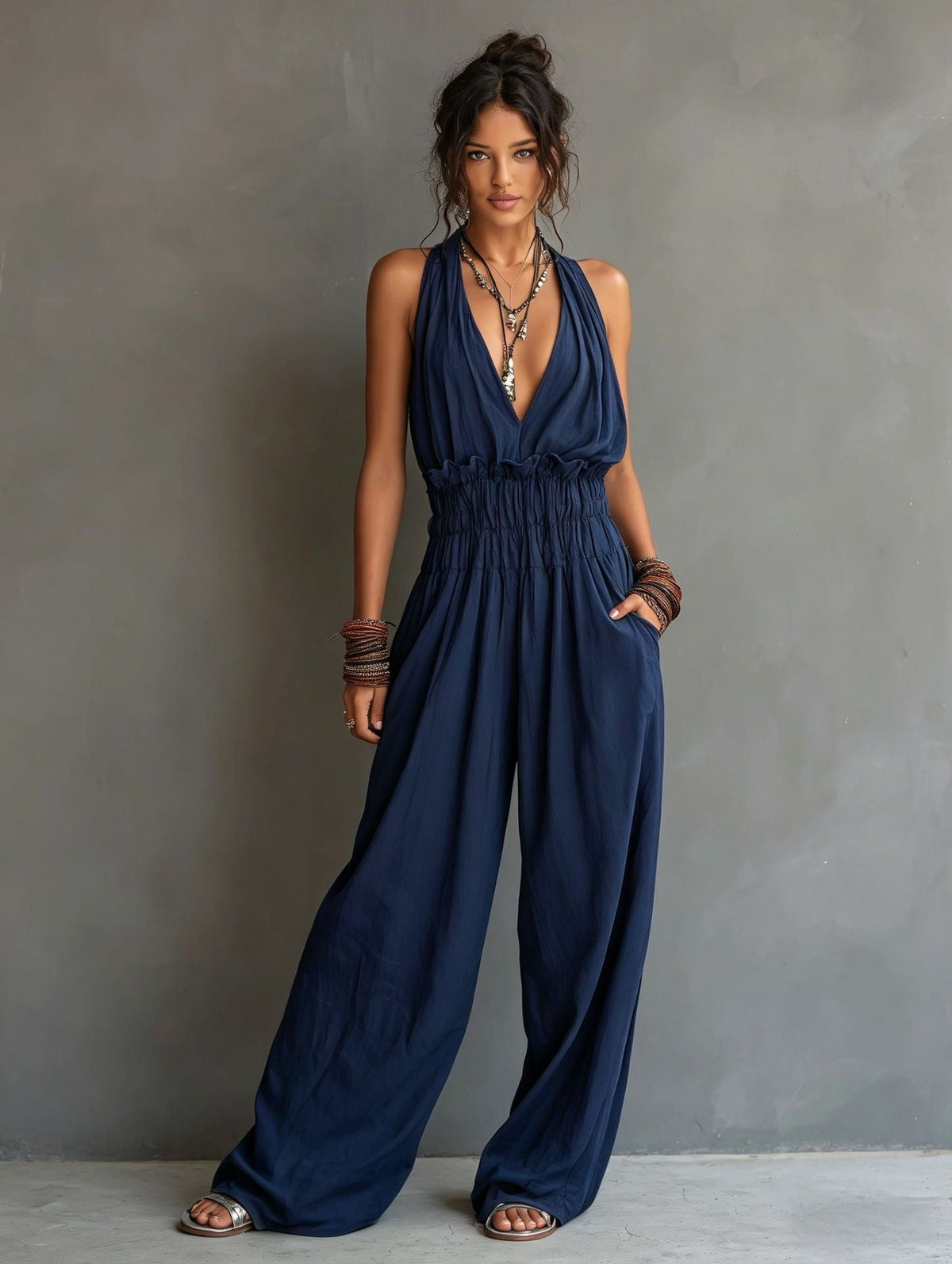 Combinaison pantalon dos nu décolleté en V, taille smockée et jambes larges palazzo