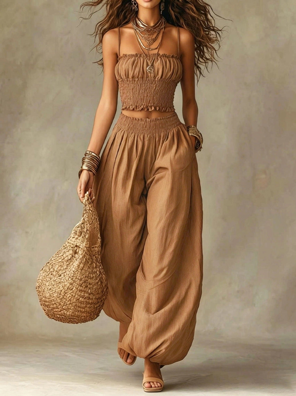 Ensemble de plage bohème composé d'un crop top à fines bretelles et d'un sarouel ample