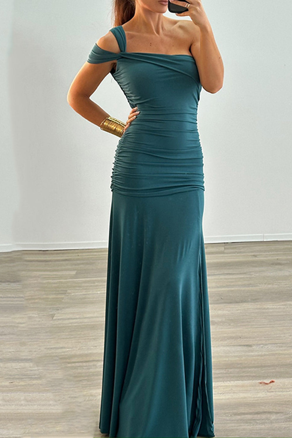 Robe longue de soirée unie marron, asymétrique à une épaule, froncée, avec fente haute et coupe ajustée