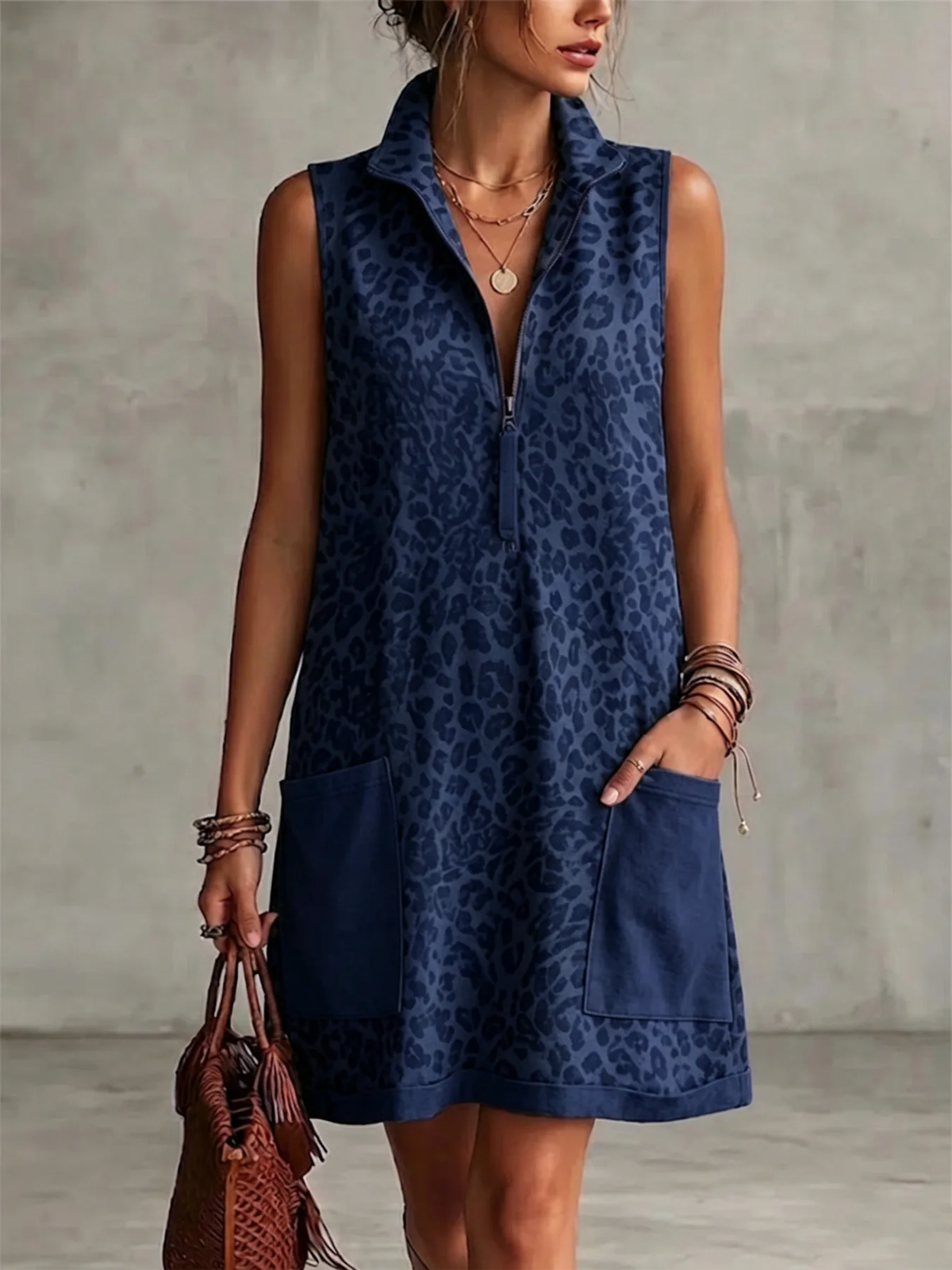 Robe Courte Sans Manches Imprimé Léopard Avec Col Semi-zippé Et Poches Plaquées Contrastantes.