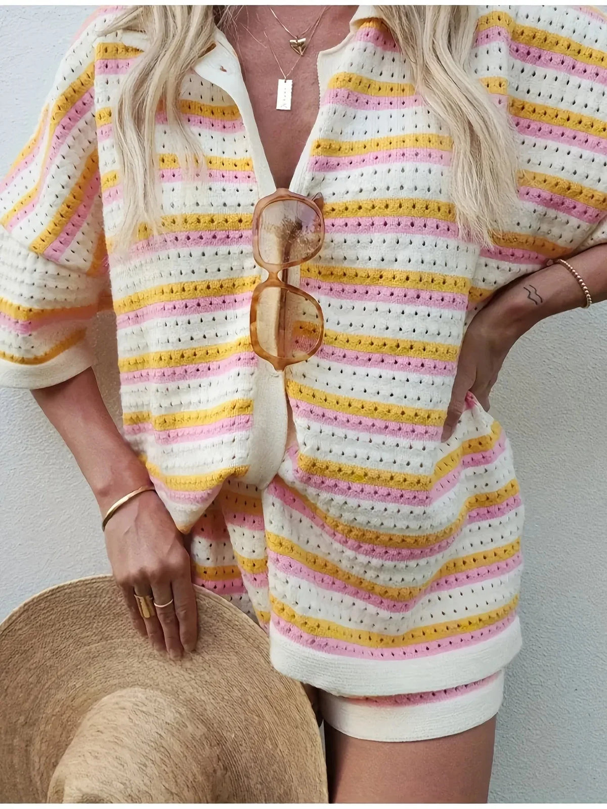 Ensemble de chandail à rayures colorées et de short