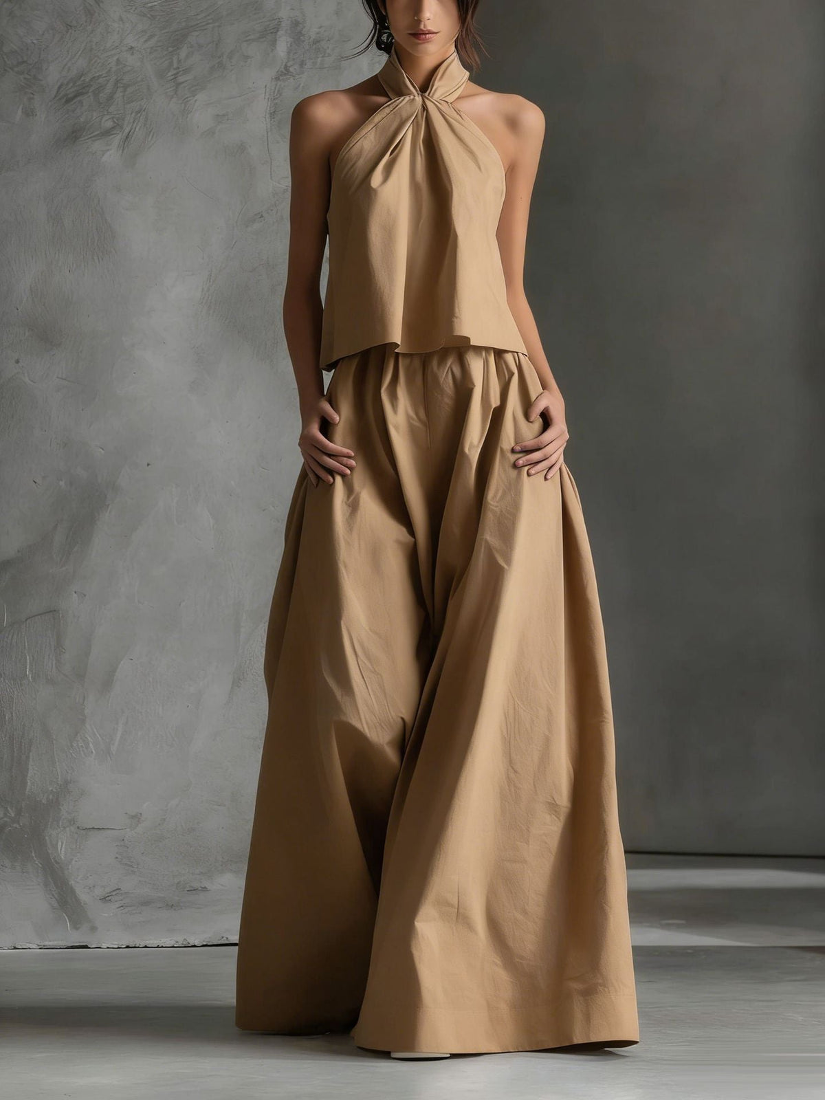 Ensemble deux-pièces habillé avec un top à col licou et un pantalon à jambes larges