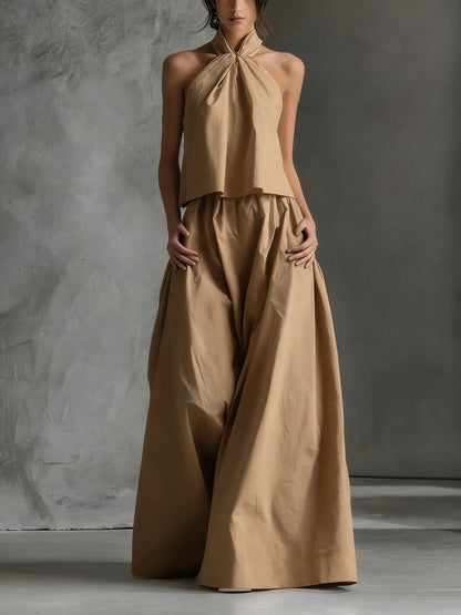 Ensemble deux-pièces habillé avec un top à col licou et un pantalon à jambes larges