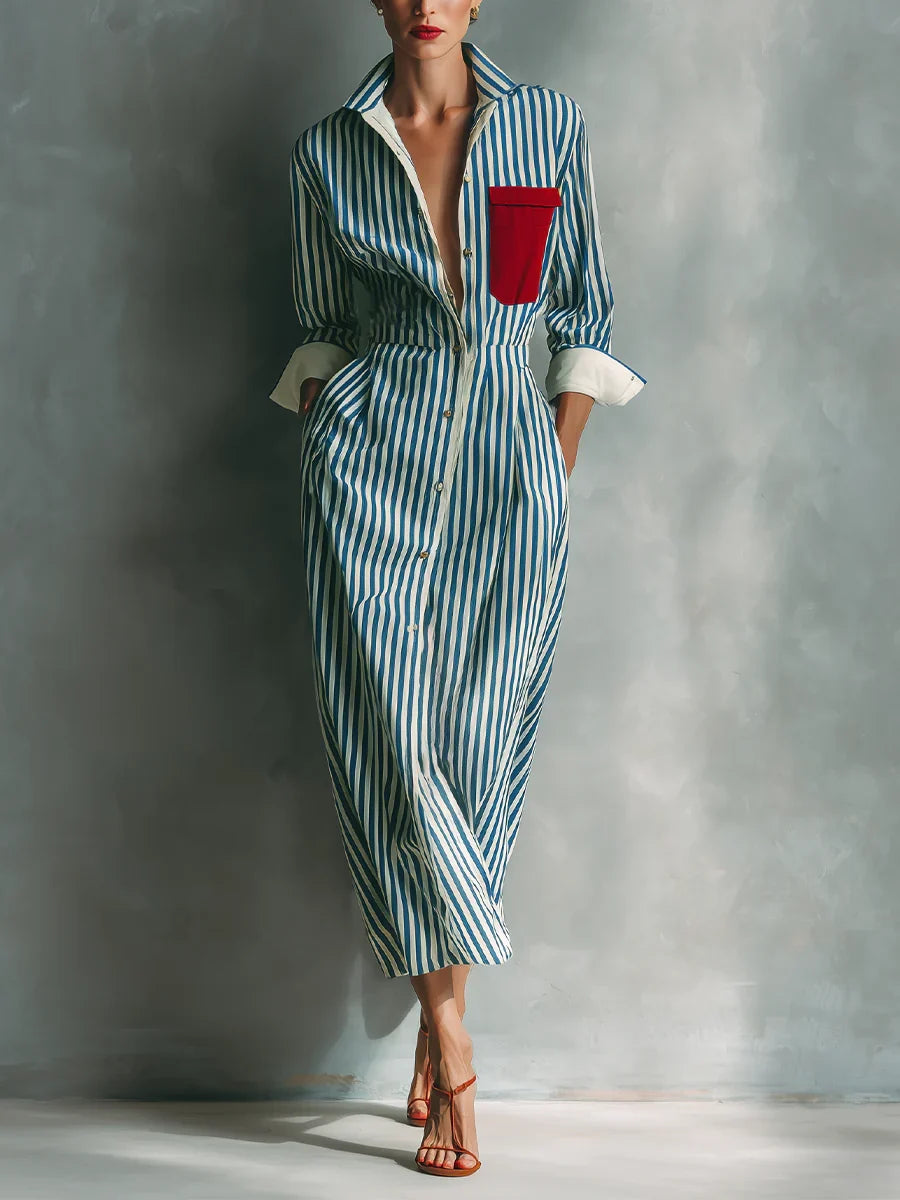Robe chemise mi-longue à rayures verticales bleues et blanches, avec poche contrastante rouge