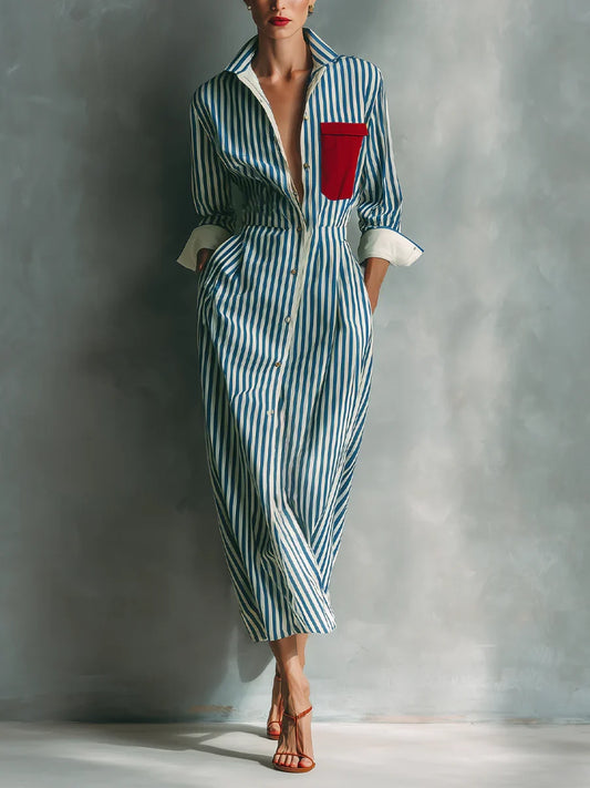 Robe chemise mi-longue à rayures verticales bleues et blanches, avec poche contrastante rouge
