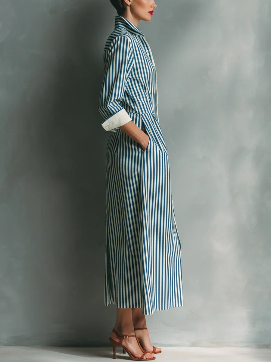 Robe chemise mi-longue à rayures verticales bleues et blanches, avec poche contrastante rouge
