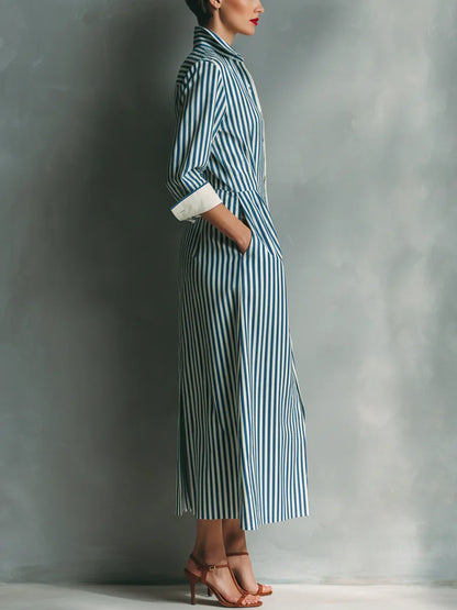 Robe chemise mi-longue à rayures verticales bleues et blanches, avec poche contrastante rouge