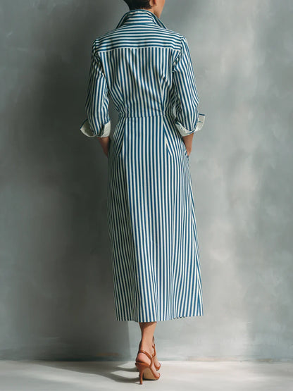 Robe chemise mi-longue à rayures verticales bleues et blanches, avec poche contrastante rouge