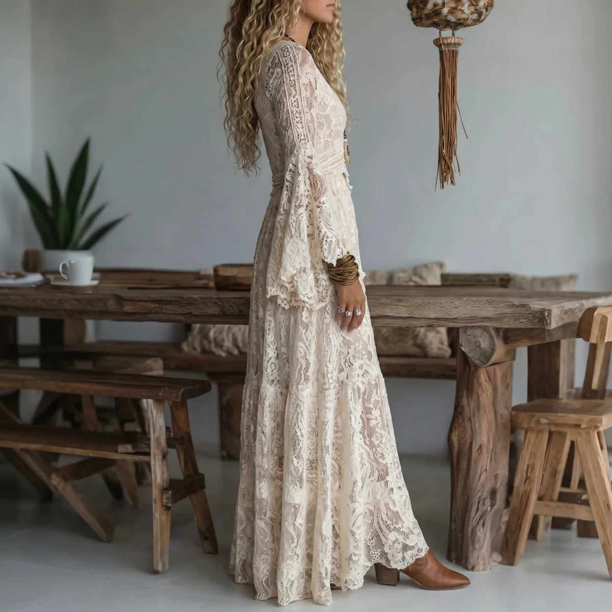 Robe longue en dentelle à manches cloche