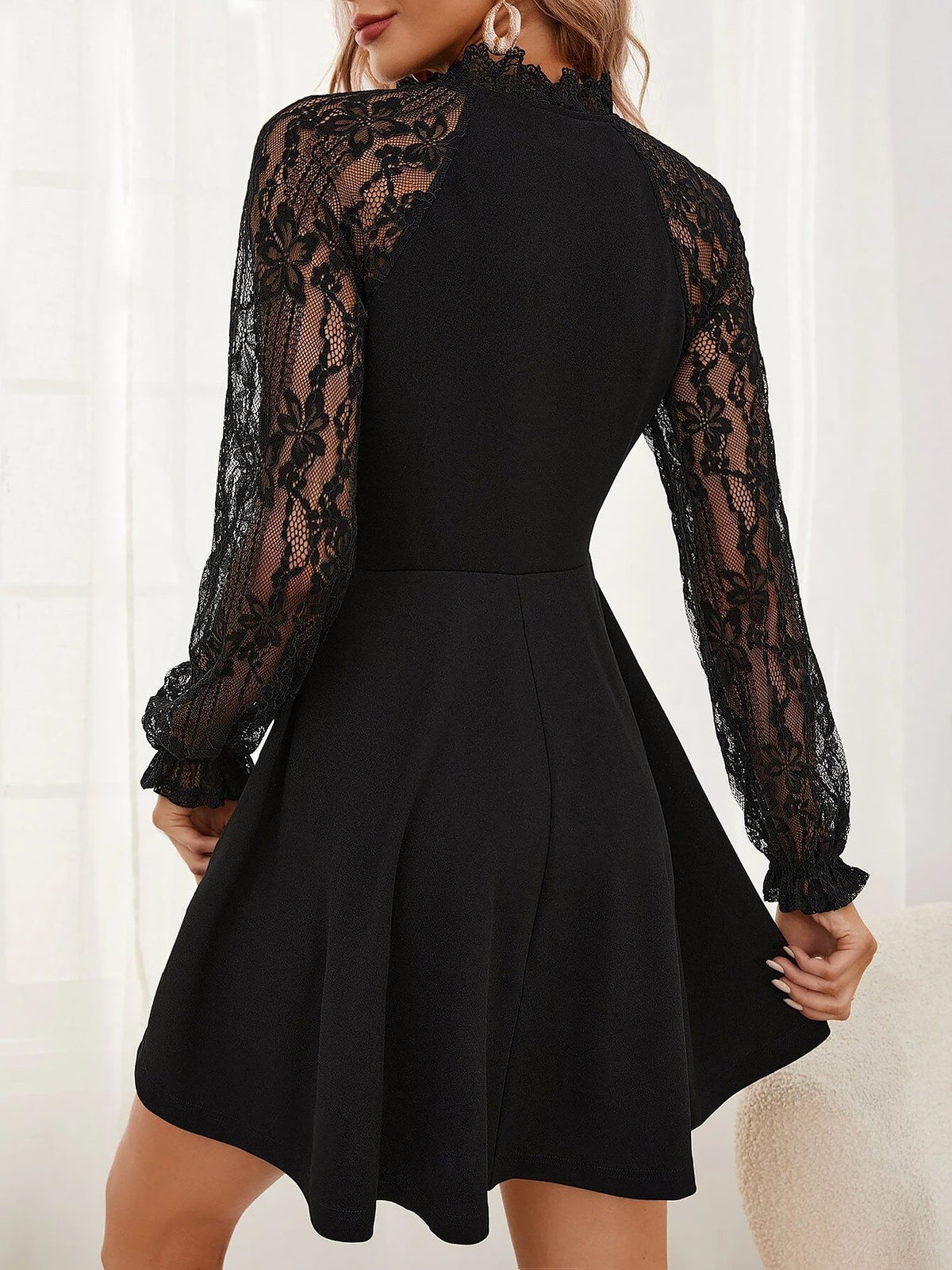 Mini-robe évasée élégante à manches longues en dentelle florale transparente et patchwork