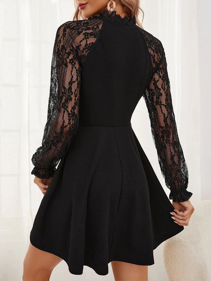 Mini-robe évasée élégante à manches longues en dentelle florale transparente et patchwork