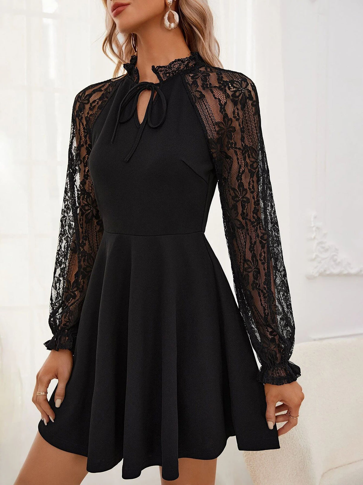 Mini-robe évasée élégante à manches longues en dentelle florale transparente et patchwork